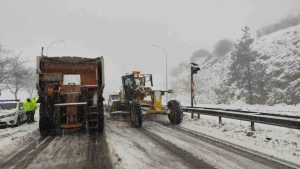 Bakanlıktan yoğun kar yağışı uyarısı: Bazı yollar trafiğe kapatıldı