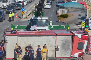 İstanbul’da itfaiye aracı devrildi: 3 itfaiyeci yaralandı!