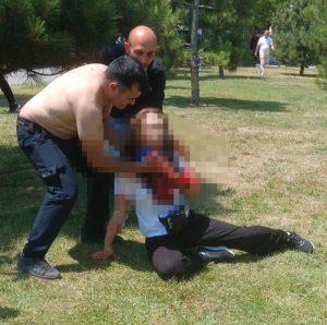 Boşanma aşamasındaki eşini boğazından bıçakladı!