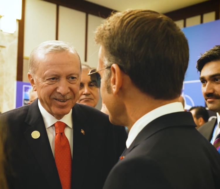 Macron, Erdoğan’la sohbetinin görüntülerini paylaştı!
