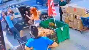 Sokak ortasında erkek arkadaş dehşeti: Hem sevgilisini hem de kurtaran kadını feci şekilde dövdü!