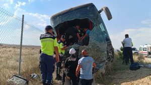 Aksaray’da can pazarı! Yolcu otobüsü devrildi: 40 yaralı