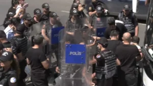 NATO Zirvesi karşıtı eyleme müdahale!