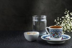 Sıcak havada kahvenin yanında ne kadar su içilmeli? Uzman isim açıkladı!