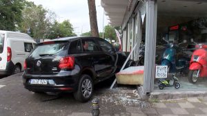 Kadıköy’de otomobil dükkana girdi!