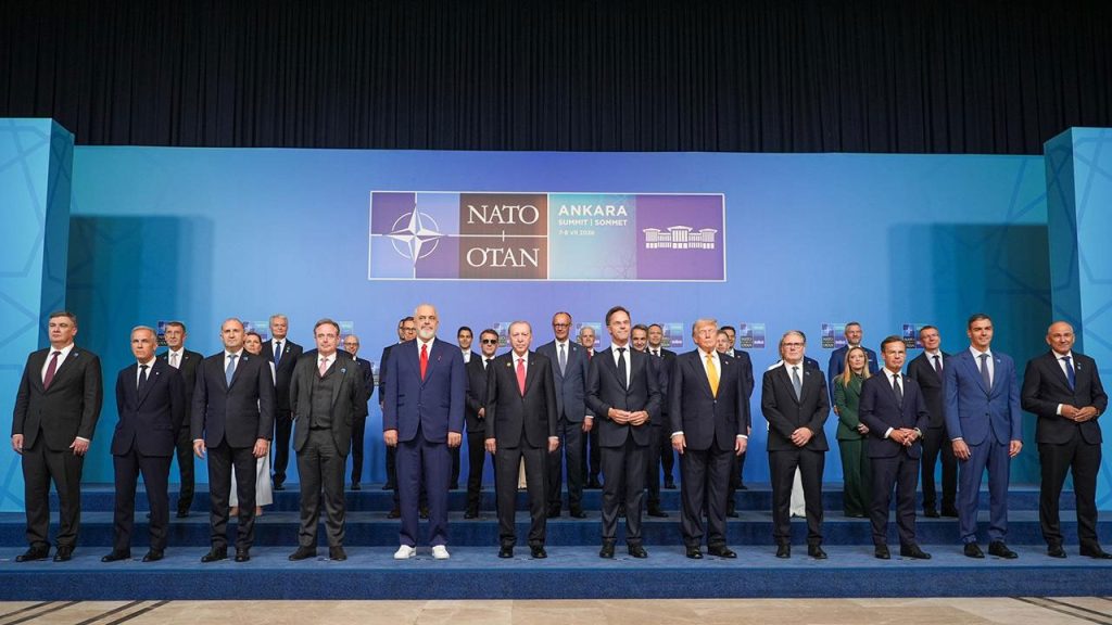 NATO liderlerine hediye edilen Revolverin görüntüsü ortaya çıktı!
