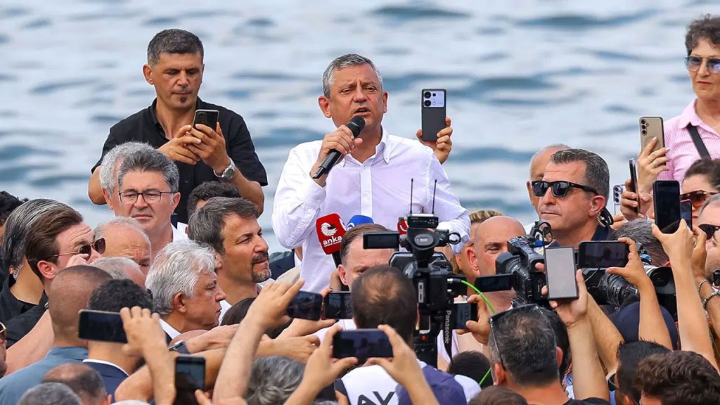 Özgür Özel’den Zonguldak’ta dikkat çeken çıkış! Kalabalığa banktan seslendi