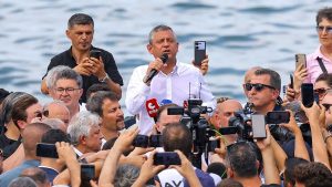 Özgür Özel’den Zonguldak’ta dikkat çeken çıkış! Kalabalığa banktan seslendi