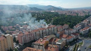 Kütahya’da apartmanın çatısına düşen yıldırım yangın çıkardı