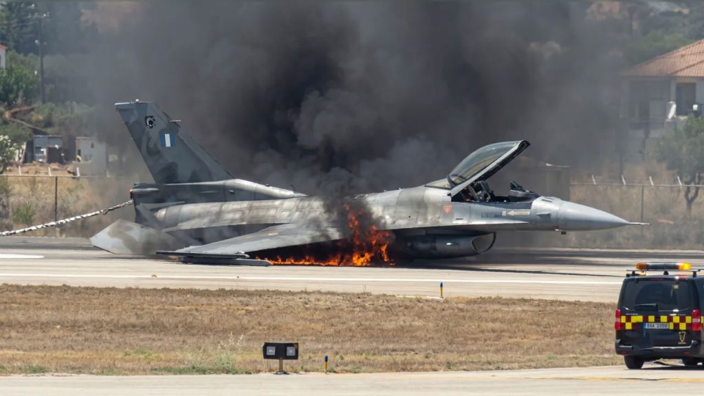 Yunan F-16’sında yangın! Alevlere teslim oldu