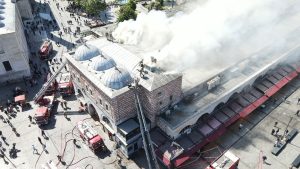 İstanbul’daki tarihi Mısır Çarşısı’nda yangın paniği!